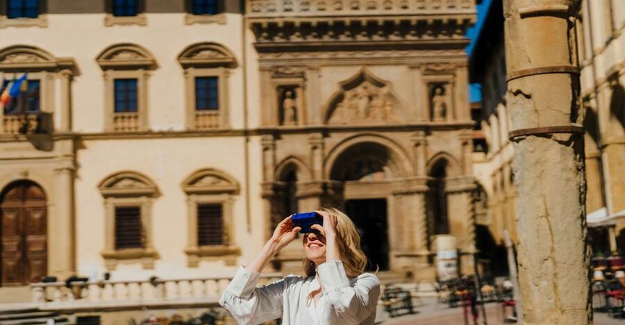 2 Hours Free Arezzo tour without the use of your smartphone - Collecting the kit at Discover Arezzo