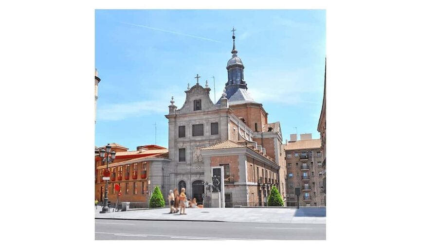 A more complete and fun audio-guided tour with an urban tuk-tuk - Royal Palace, Almudena Cathedral, and Plaza de la Villa