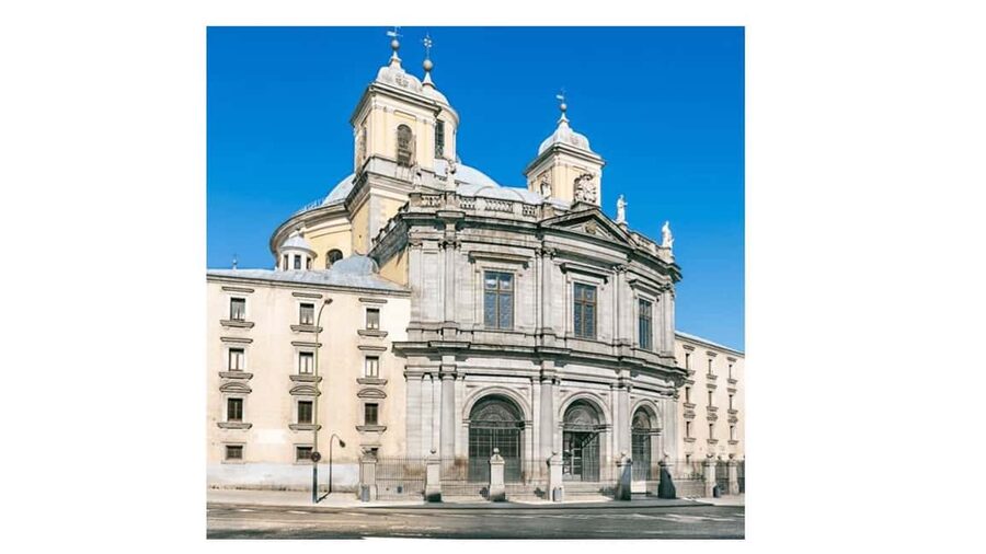 A more complete and fun audio-guided tour with an urban tuk-tuk - The Prado Museum and the Jerónimos Quarter
