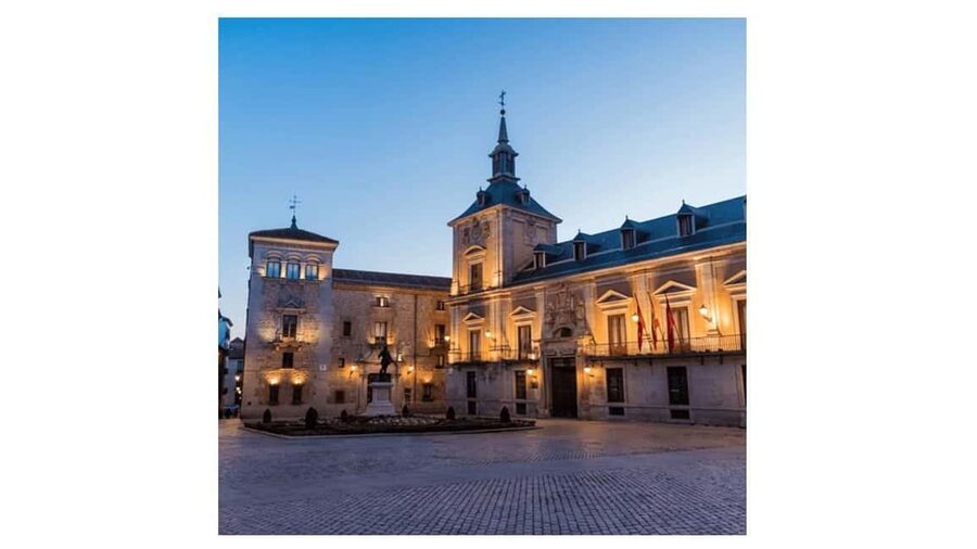A more complete and fun audio-guided tour with an urban tuk-tuk - Salamanca, Puerta de Alcalá, and Cibeles Fountain
