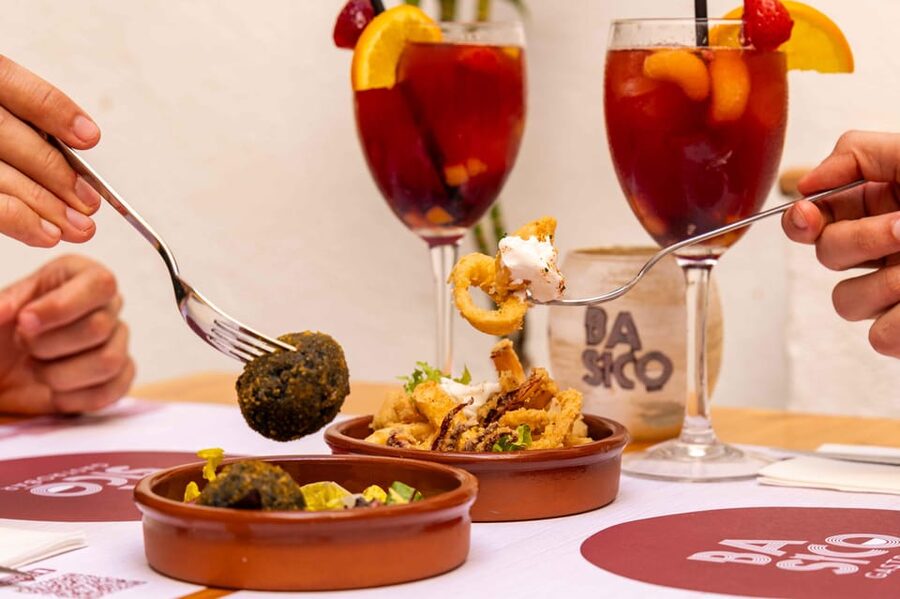 Alcudia: Self-Guided Gourmet Tapas and Wine Tour - Stop one: begin at Básico Gastro Bar