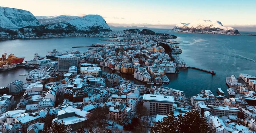 Ålesund: Ålesund and Surrounding Islands Audio Guide Tour - Alnes and its working fishing-island character