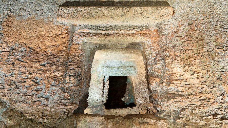 Alghero: Anghelu Ruju Necropolis with Audio Guides - Arriving at the archaeological site