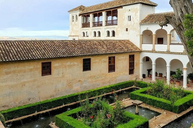 Alhambra Experience – Explore Nasrid Palaces & Generalife Gardens - Going without a guide or audio guide