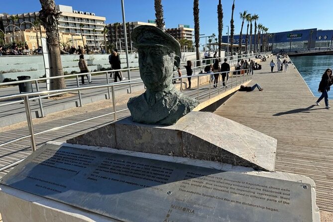 Alicante’s History and Highlights: Self-Guided Walking Tour - Plaza 25 de Mayo asks you to slow down