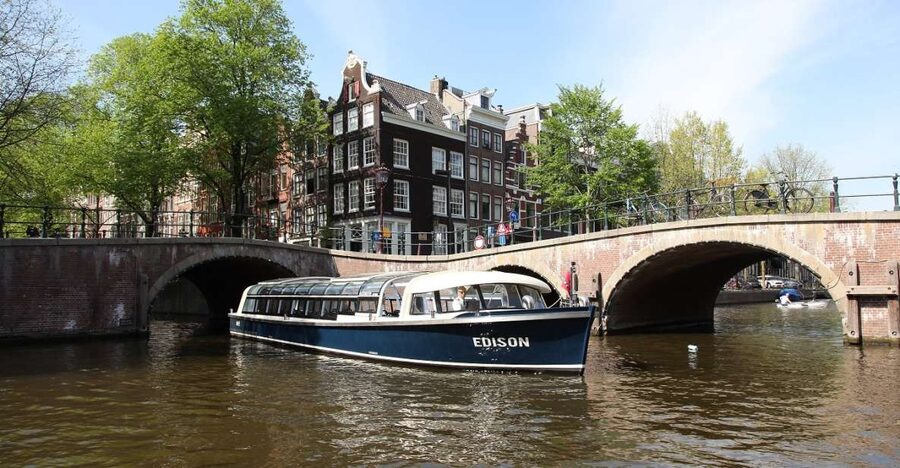 Amsterdam: 75 Minute City Canal Cruise with Audio Guide - Who should book this cruise?