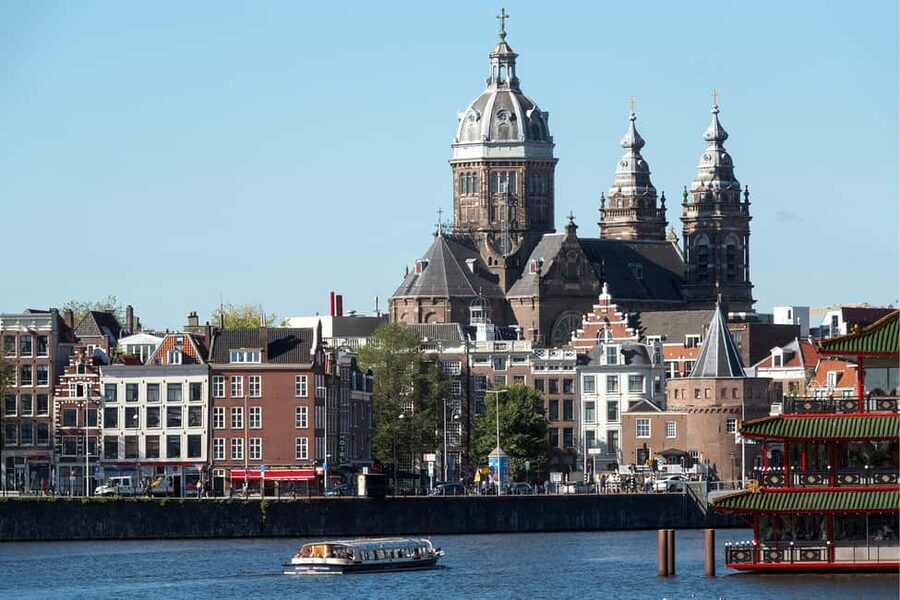 Amsterdam: Canal Cruise with Live Commentary & Audio Guide - Why this canal cruise works as a first look at Amsterdam