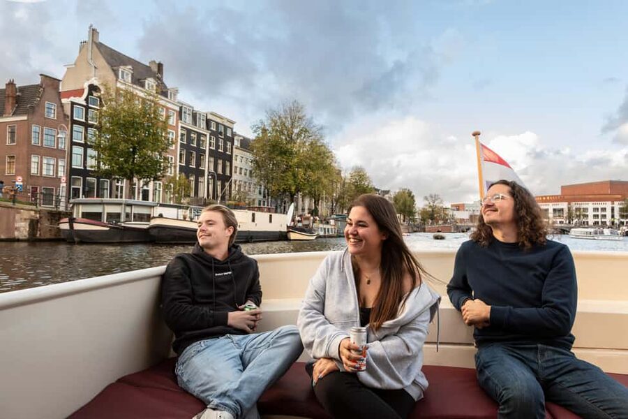 Amsterdam: Canal Cruise with Live Commentary & Audio Guide - The Binnenstad brings the city close