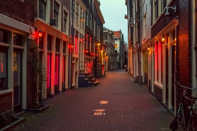 Amsterdam Ghost Hunt: Self-Guided Mystery Adventure - Spooksteeg and Bloedstraat: atmospheric early stops