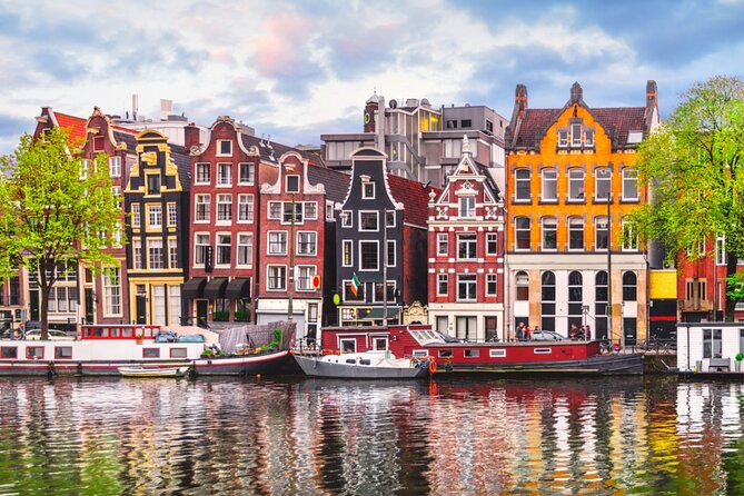 Amsterdam Red Light District Treasure: Self-Guided Tour & Quest - A city quest instead of a standard walking tour