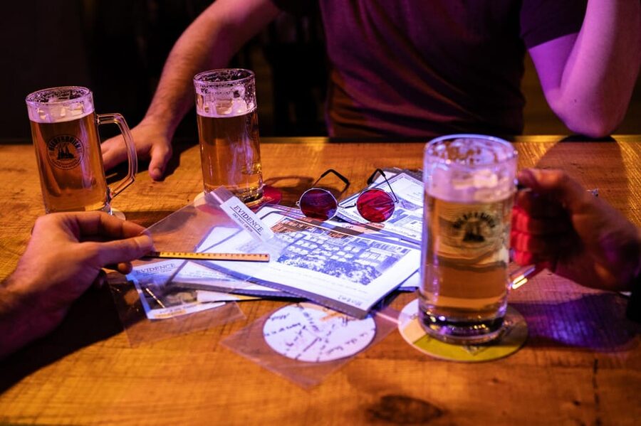 Amsterdam: Self-guided Red Light District Pub Crawl Mystery - A Detective Story Set in Amsterdam in 1988