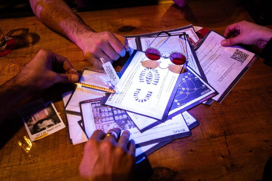 Amsterdam: Self-guided Red Light District Pub Crawl Mystery - Walking Through the Red Light District