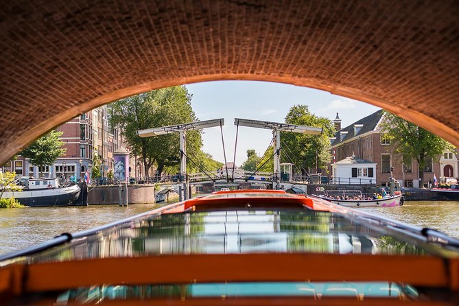 Amsterdam Sightseeing Canal Cruise with Audio Guide - The Nine Streets, Bloemenmarkt, and canal-side Amsterdam