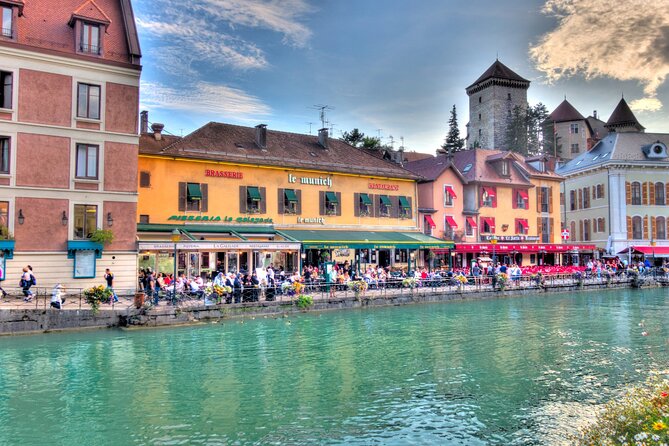 Annecy Scavenger Hunt and Highlights Self Guided Audio Tour - Pont des Amours and the European Gardens