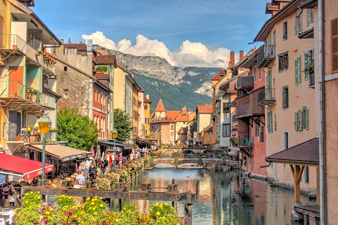 Annecy Scavenger Hunt and Highlights Self Guided Audio Tour - The lake greenway and City Hall
