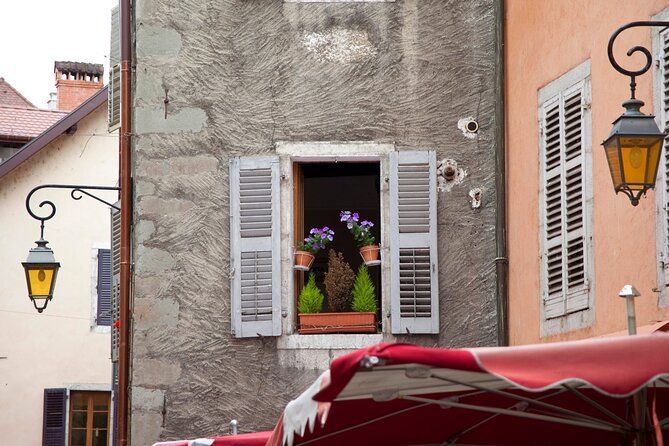 Annecy Scavenger Hunt and Highlights Self Guided Audio Tour - Palais de l’Ile, the city’s signature stop