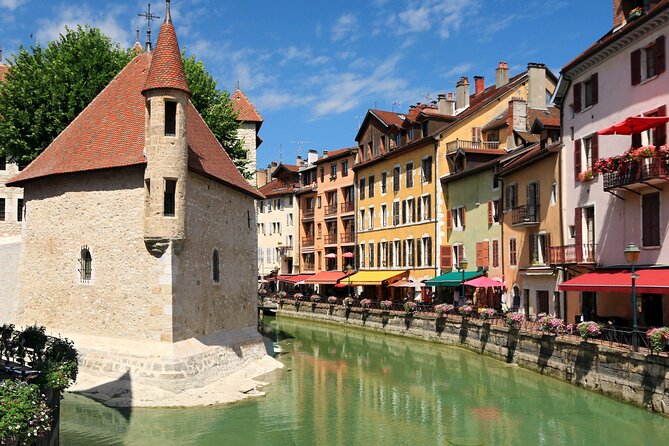 Annecy Scavenger Hunt and Highlights Self Guided Audio Tour - How the app works on the street