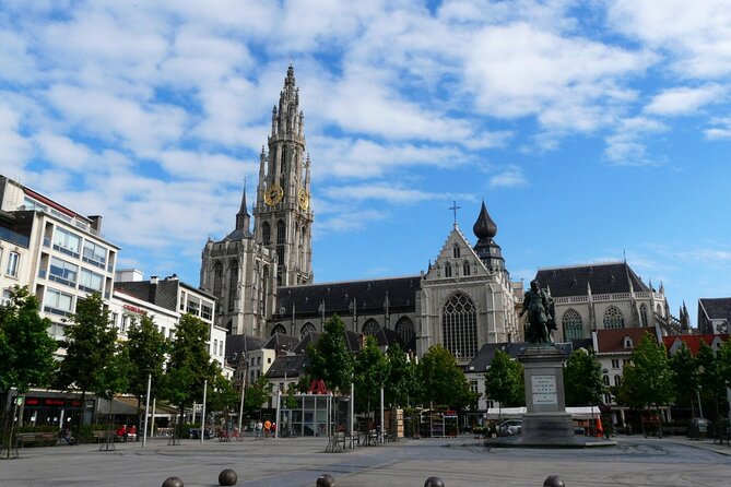 Antwerp Scavenger Hunt and Best Landmarks Self Guided Audio Tour - Sint-Jacob Antwerpen and the first clues
