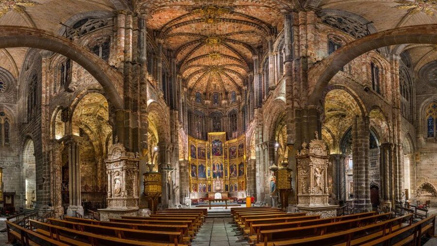 Avila: Cathedral Entry Ticket with Audio Guide - Starting where the walls meet the church