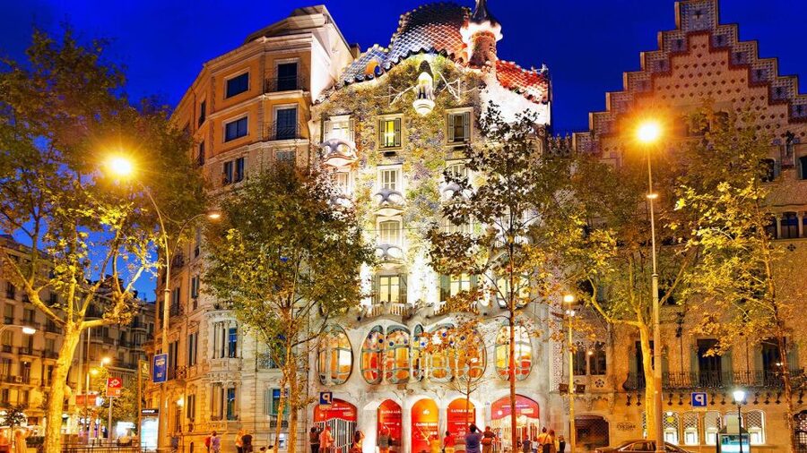 Barcelona Audioguide - TravelMate app for your smartphone - What the narration and app features are like