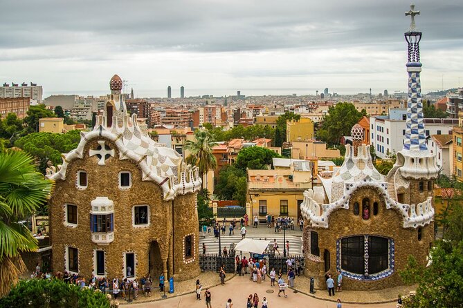 Barcelona: Reserved Group Entrance to Park Güell with Audio Guide - The main terrace and its long curved bench