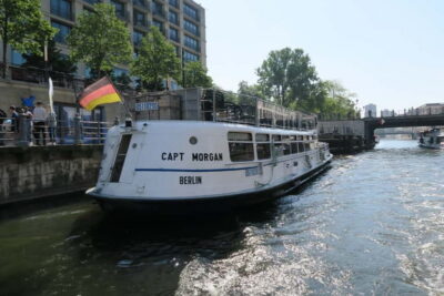 Berlin: Boat Sightseeing Cruise with Audioguide
