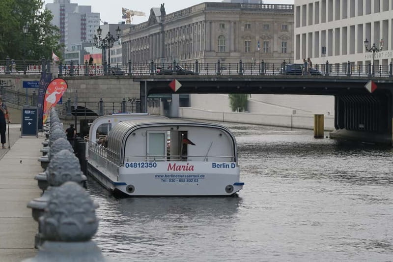 Berlin: Boat Sightseeing Cruise with Audioguide - Drinks, Seating, and the Practical Details