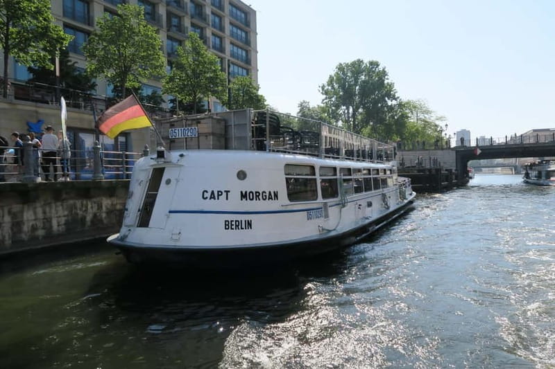Berlin: Boat Sightseeing Cruise with Audioguide - Nikolaiviertel and the Mühlendammschleuse