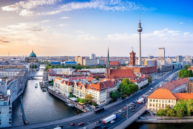 Berlin Scavenger Hunt and Highlights Self-Guided Tour - Why families and groups may like the format