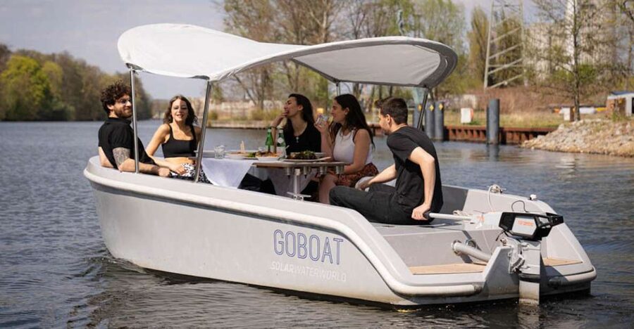 Berlin: Self-Drive Boat Tour - The 15-minute briefing and first turn