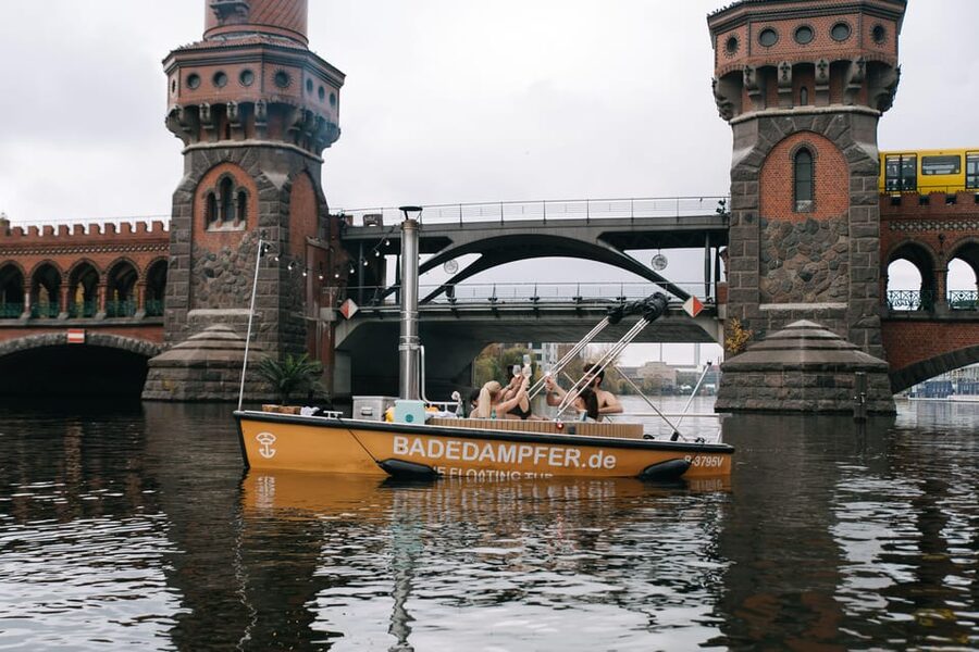 Berlin: Self-drive hot tub boat experience - How the wood-burning stove changes the ride
