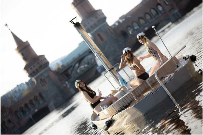 Berlin: Self-drive hot tub boat experience - Choosing between 90 minutes and longer options
