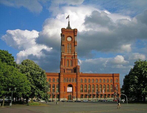 Berlin Self-Drive Trabi Tour with Guide - Ten minutes to learn the gearbox