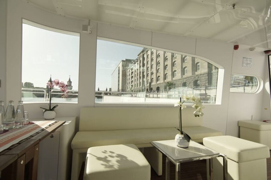 Berlin: Solar Powered Sunset Catamaran Cruise & Audio Guide - Seating, drinks, and the evening atmosphere