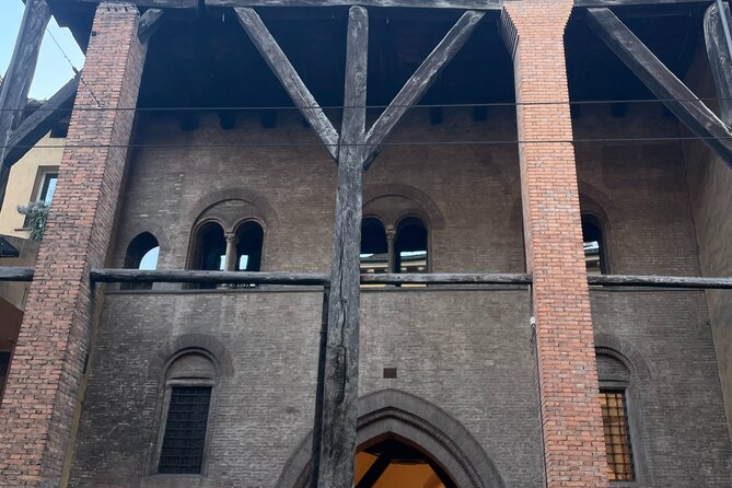 Bologna: A Self-Guided Audio Tour from Porta Galliera to Le Tre Frecce - Via Rizzoli and Bologna’s famous Two Towers