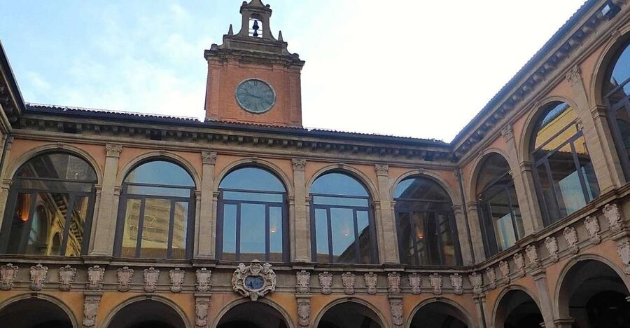 Bologna: Audio-Guided Archiginnasio Visit with Food Tasting - Reading the open galleries