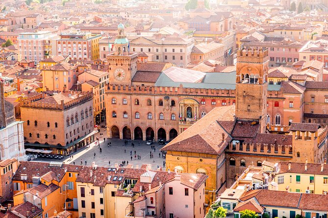 Bologna: City Walk with Audio Guide in 7 Languages on your Phone - Starting with the app, not the piazza
