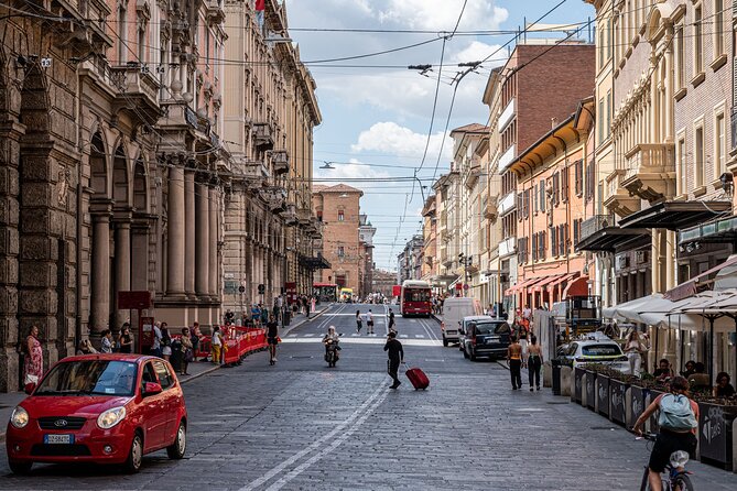 Bologna: City Walk with Audio Guide in 7 Languages on your Phone - What the audio sounds like in practice