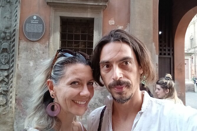 Bologna Murder Mystery: Self-Guided City Quest - From Porta Galliera to the Piazzola market