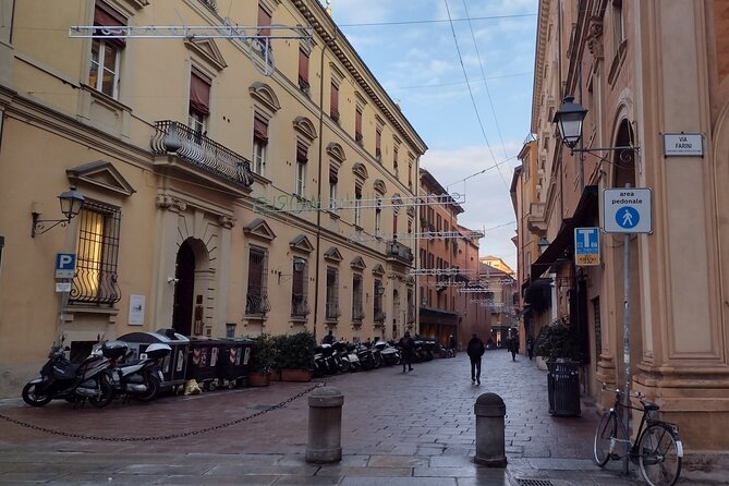 Bologna's Ancient and Recent History: A Self-Guided Audio Tour - Under Bologna’s UNESCO porticos