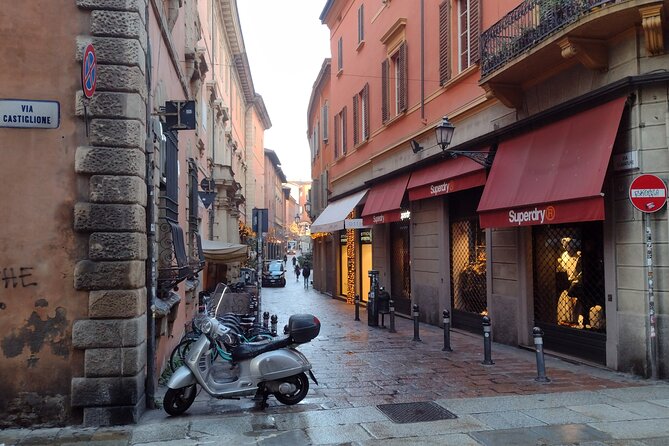 Bologna's Ancient and Recent History: A Self-Guided Audio Tour - Bologna’s porticos and the oldest university
