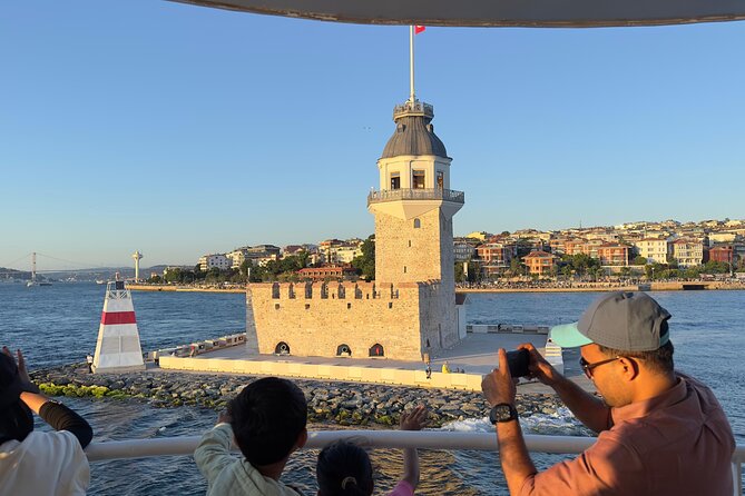 Bosphorus Daytime or Sunset Sightseeing Cruise & Audio Guide - Drinks, Wi-Fi, seating, and the boat atmosphere