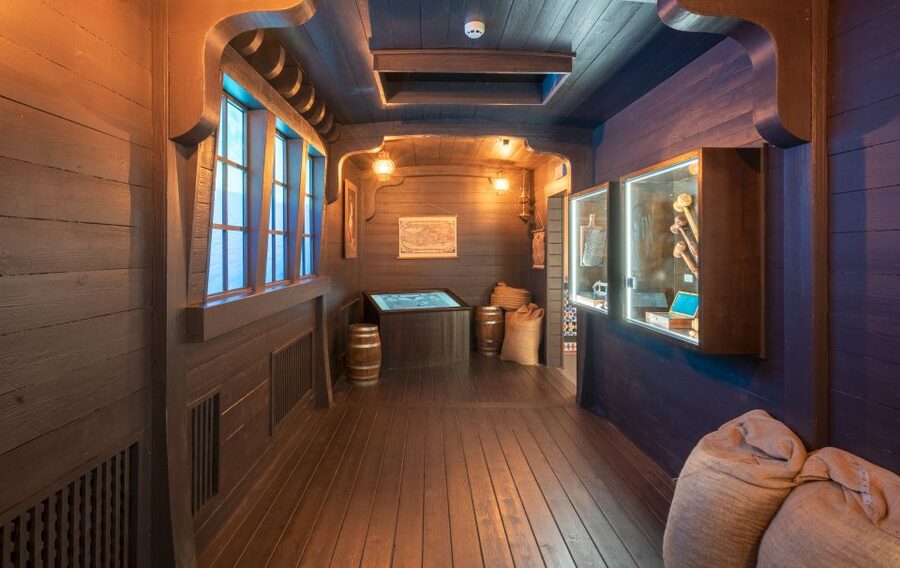 Bruges: Choco-Story Museum with Audio Guide and Tastings - The chocolate-making demonstration