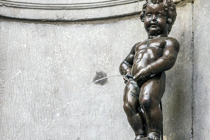 Brussels: City Walk with Audioguide in 7 Languages on your Phone - Street art and the spaces between the stops