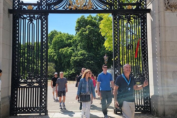 Buckingham Palace: Walking Tour with Entry & Audio Guide - How the changing of the guard fits in