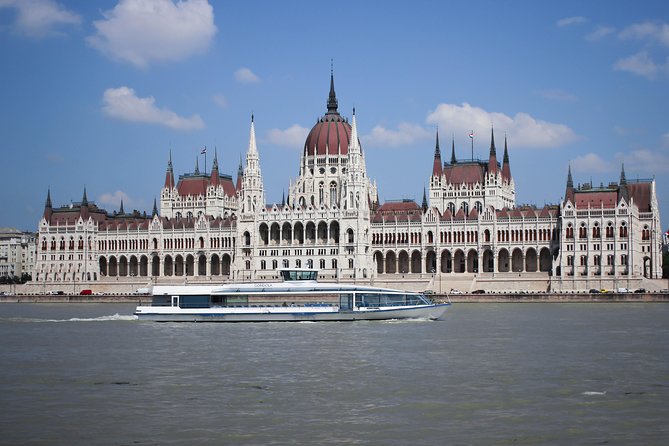 Budapest Danube Cruise with Drink, Audio Guide, Margaret Island - The welcome drink and onboard service