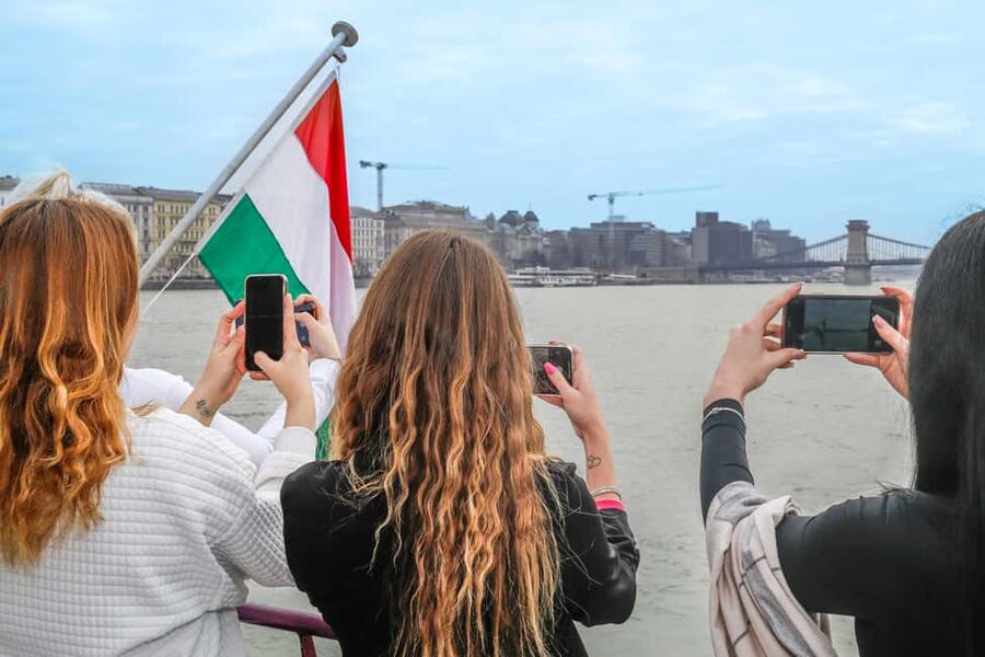 Budapest: Danube River Sightseeing Cruise with Audio Guide - Buda Castle, Fisherman’s Bastion, and Matthias Church