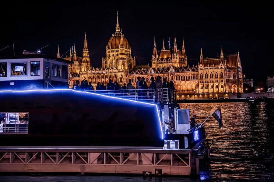 Budapest: Danube River Sightseeing Cruise with Audio Guide - Gellért Hill and the wider Buda panorama