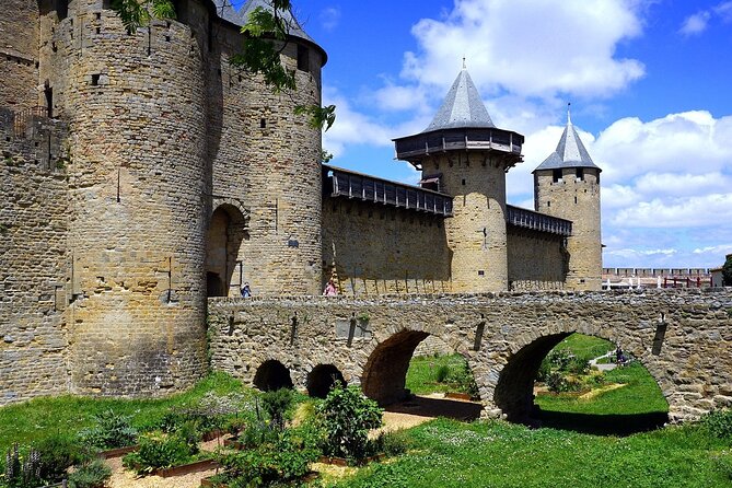 Carcassonne: Secrets of the Castle's Defense Self-Guided Tour - Walking the Lices between two lines of walls