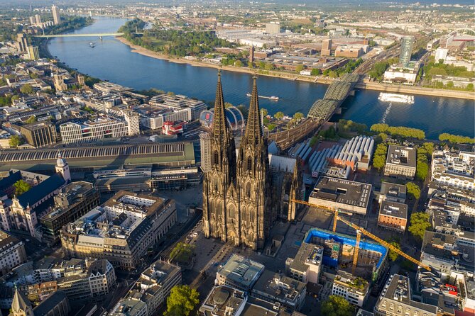 Cologne Scavenger Hunt and Highlights Self Guided Audio Tour - Fischweiberbrunnen shifts attention to small details